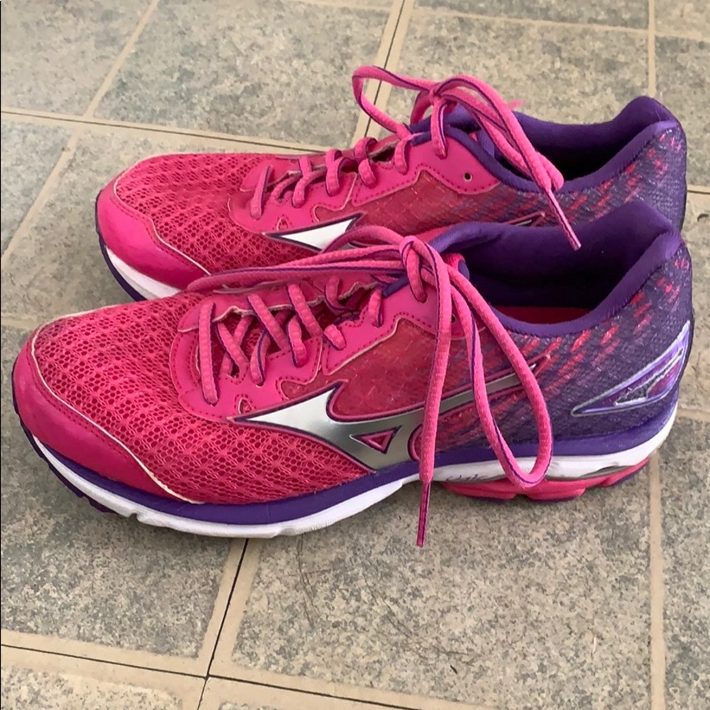 Mizuno Waverider 19 size 7.5